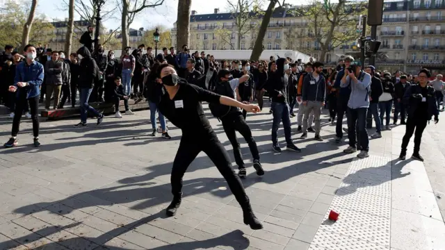 巴黎悼念刘少尧集会现场附近一名年轻示威者朝防暴警察掷物（2/4/2017）