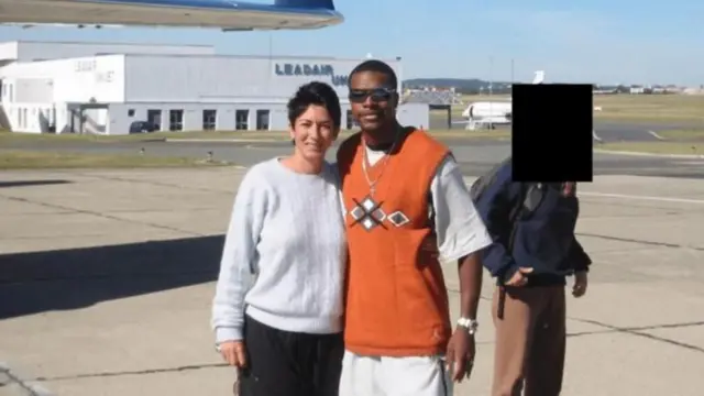 एपस्टीन की सहयोगी मैक्सवेल के साथ क्रिस टकर