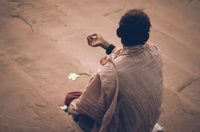 பிச்சை கொடுத்தவர் கைது 