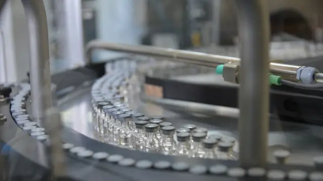 Linha de produção com frascos de vacina