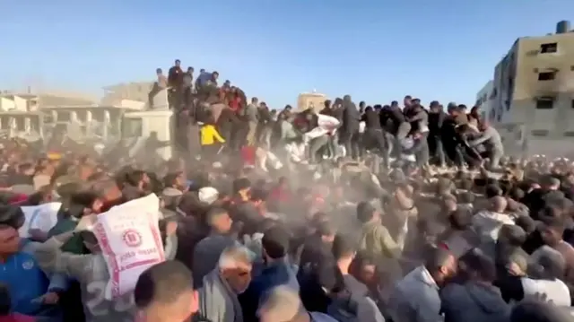 نازحون يتزاحمون على تلقي المعونات