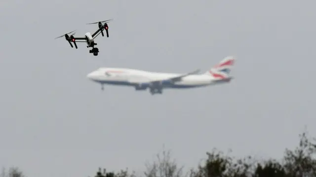 طائرة مسيرة في متنزه بغرب لندن