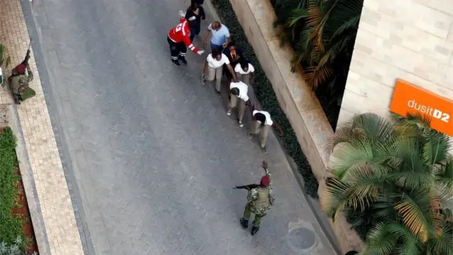 हमले में फंसे लोगों को निकालते सुरक्षाबल