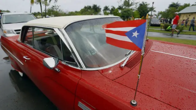 Vehículo clásico en las calles de San Juan