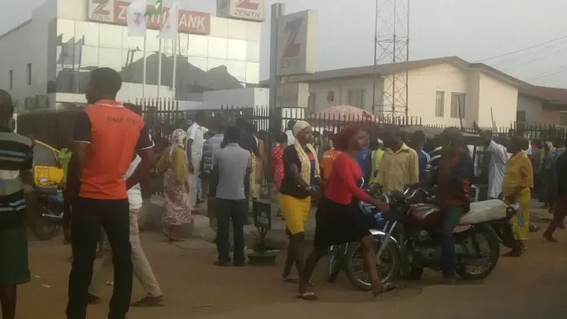 Ilé ìfowópamọ́ kan tí àwọn alọkólóunkígbe yìí fọ́