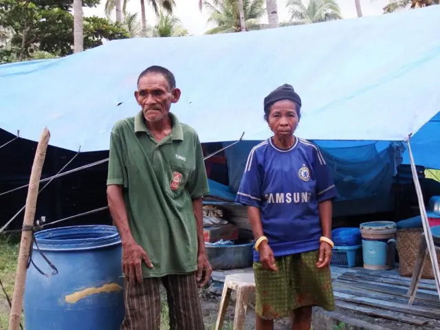 Warga mendirikan 'rumah darurat' yang terbuat dari seng dan terpal di dekat reruntuhan rumah mereka. 