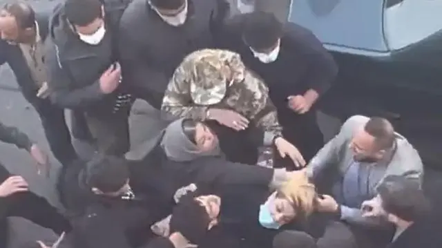 کتک زدن زن معترض