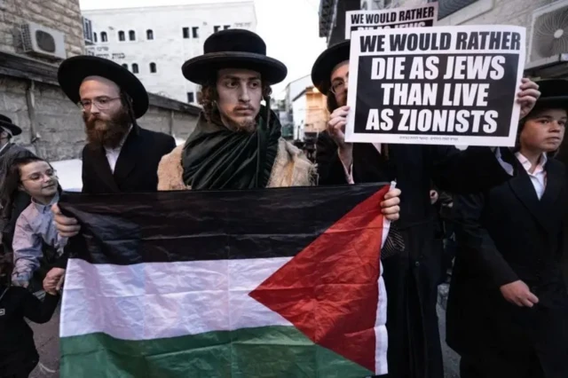 Des ultra-orthodoxes antisionistes qui manifestent avec le drapeau palestinien