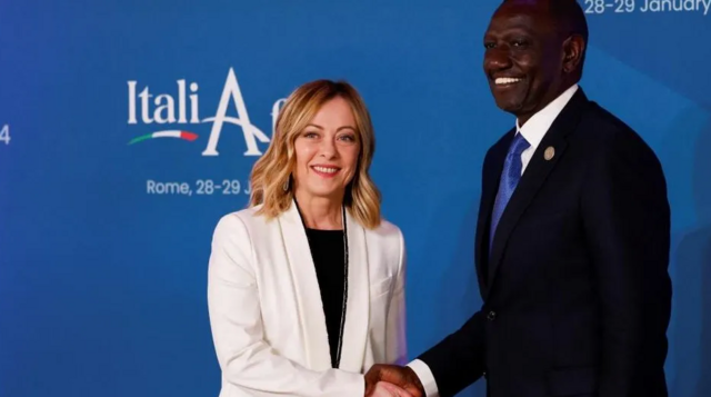 Le président du Kenya, William Ruto (à droite), était l'un des invités de la Première ministre italienne, Giorgia Meloni, qui accueillait un sommet de dirigeants africains