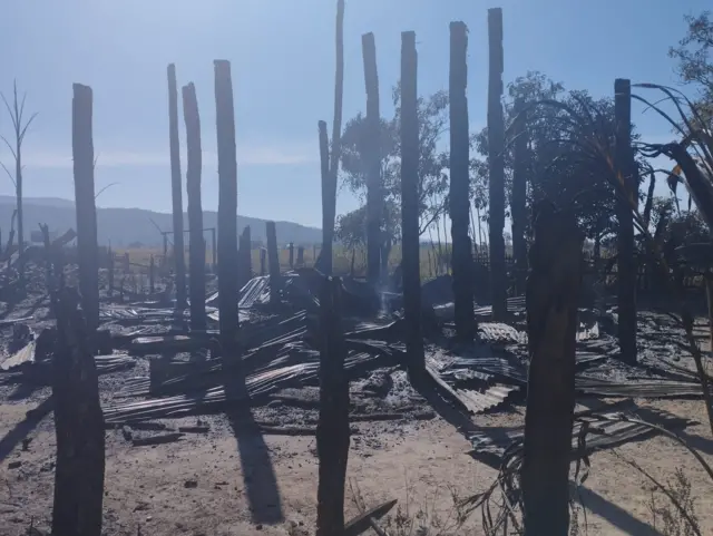 မပြေးနိုင်သူ သက်ကြီးရွယ်အိုအပါအဝင် ပဲခင်းကဒေသခံ ၃၀လောက်ကို ဘုန်းကြီးကျောင်းတွေမှာ စစ်တပ်က ထိန်းသိမ်းထား