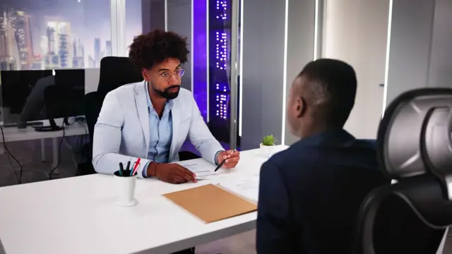 피드백 부족을 해결하기 위해 어떤 이들은 구직자를 도와 모의 면접을 진행한다