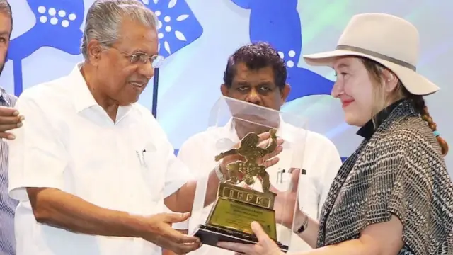 ఫిల్మ్ ఫెస్టివల్‌కి జుట్టు కత్తిరించి పంపిన నిర్మాత