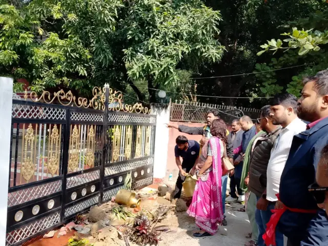 जनकपुरधाममा प्रदेश प्रमुख र मुख्यमन्त्रीको कार्यालयमा विपक्षी दलका नेता कार्यकर्ताले तोडफोड गरे