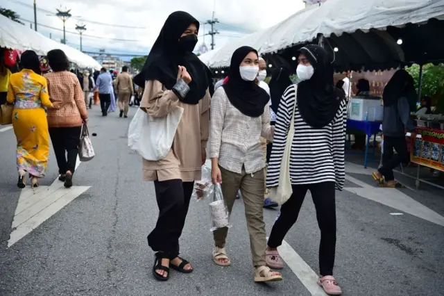 บรรยากาศเดือนรอมฎอนใน จ.นราธิวาส ผู้นับถือศาสนาอิสลามหาซื้ออาหารสำหรับการละศีลอด เมื่อวันที่ 4 เม.ย. 2565