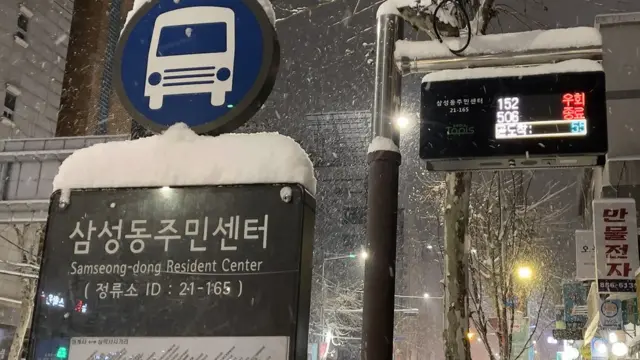 폭설로 우회하는 버스들. 서울 전역에 대설주의보가 발효된 6일 오후 서울 관악구 호암로 인근 도로가 강설로 인해 결빙돼 버스정류장 안내에 우회한다는 문구가 표시되고 있다