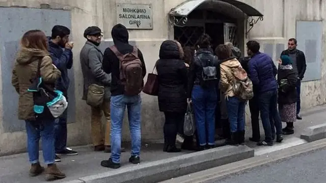 məhkəmə binasının qarşısı