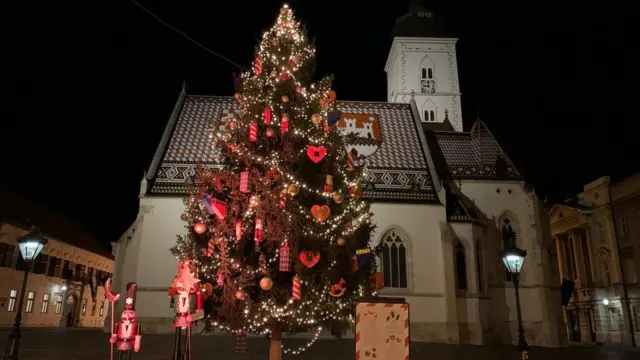 Trg Svetog Marka i velika jelka sa „čuvarem"
