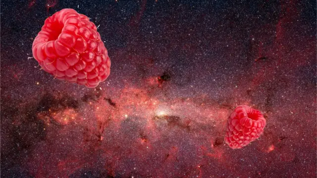 Samanyolu galaksisinin görüntüsünün üzerine iki adet devasa ahududu yerleştirilmiştir.