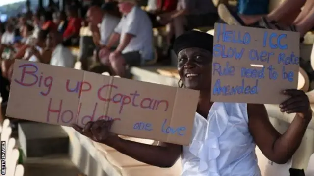 එංගලන්තය සමග පැවති තෙවන ටෙස්ට් තරගය කොදෙව් නායක ජේසන් හෝල්ඩර්ට තහනම් වූයේ, මන්දගාමී පන්දු යැවීම හේතුවෙනි