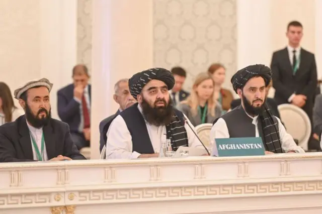 په افغانستان کې د طالبانو حکومت بهرنیو چارو وزیر امیر خان متقي، په مسکو کې د طالبانو حکومت استازی او د اقتصاد وزارت مرستیال د قازان په غونډه کې.