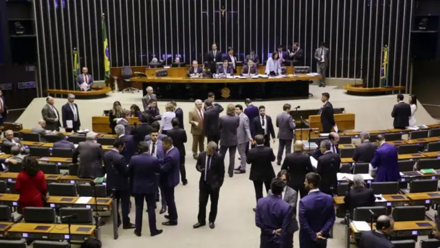 Deputados no plenário da Câmara