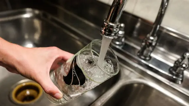 вода