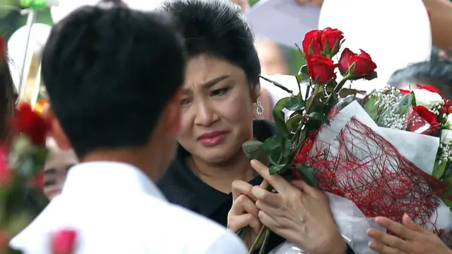 น.ส.ยิ่งลักษณ์ ชินวัตร ถึงกับน้ำตารื้น เมื่อได้พบกับกลุ่มผู้มาให้กำลังใจระหว่างเข้าไต่สวนพยานฝ่ายจำเลยนัดสุดท้ายที่ศาลฎีกาฯ เมื่อวันที่ 21 ก.ค. ที่ผ่านมา