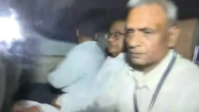 पी चिदंबरम सीबीआई की गाड़ी में