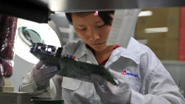 在中国深圳工厂组装苹果零件的富士康员工