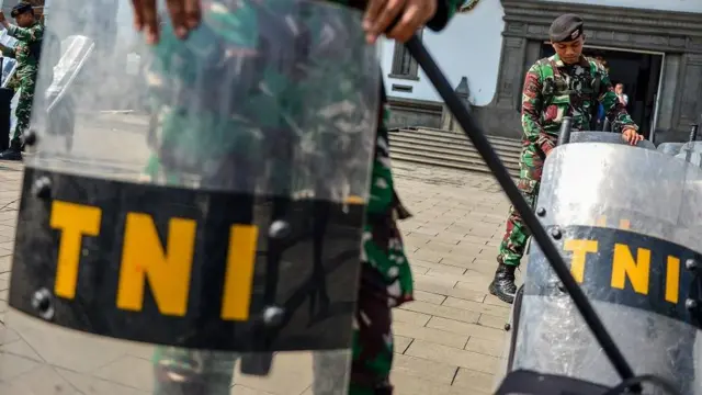 Kepala Penerangan Komando Daerah Militer (Kapendam) XVII/Cendrawasih Kolonel Infanteri Candra Kurniawan mengatakan anggotanya disebut terpaksa mengeluarkan tembakan peringatan, namun mengakibatkan satu orang meninggal.