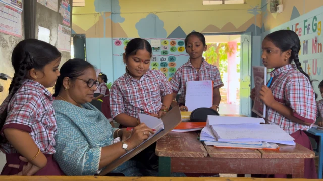 విద్యార్థులతో స్కూల్ టీచర్
