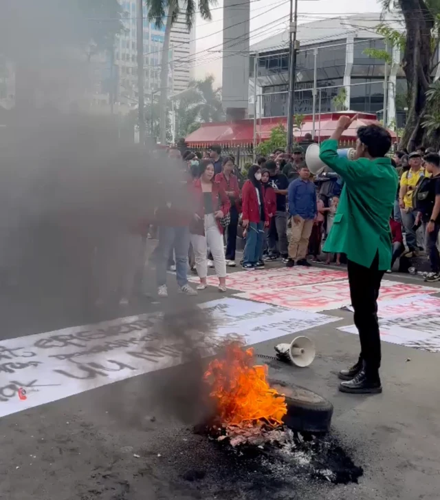 Sejumlah mahasiwa yang melakukan aksi Indonesia Gelap di Patung Kuda, Jakarta, pada Kamis (20/02).