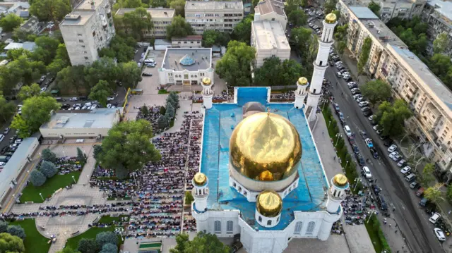 Олма Ота шаҳридаги жомеъ масжидида ҳайит намози