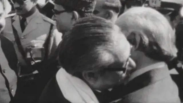 जुल्फिकार भुट्टो से गले मिलते शेख़ मुजीबुर्रहमान 