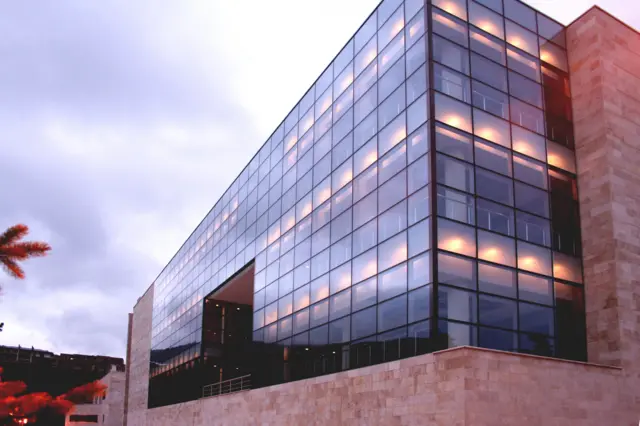 سفارت ایران در گرجستان، از جمله آثار ایرج کلانتری است (عکس از کتاب معماری ایرج کلانتری)