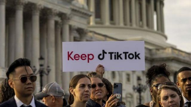 米議会議事堂前には、TikTok禁止に反対する人々が集まった