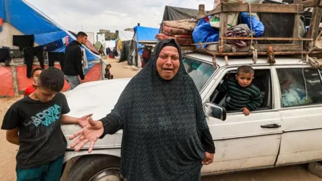 ইসরায়েলের হামলার মুখে জীবন বাঁচাতে রাফাহ ছেড়ে যাওয়ার আগে কান্নায় ভেঙে পড়েন এই নারী