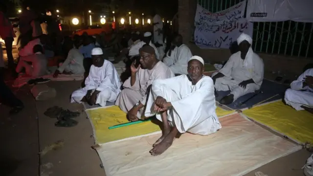 સેનાના સમર્થનમાં રાષ્ટ્રપતિ મહેલની બહાર બેઠેલા દેખાવકારો