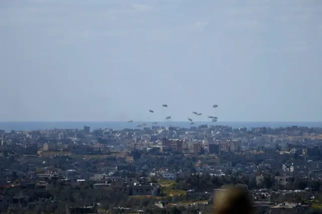 रविवार को ग़ज़ा में एयरड्राप की जा रही राहत सामग्री