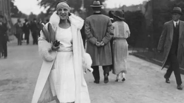 سوزان لنگلن، تنیس باز فرانسوی که در مسابقات انفرادی المپیک ۱۹۲۰ مدال طلا را برد نماد برجسته ورزشکاران زن دهه ۲۰ میلادی است