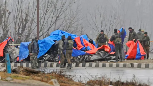 পুলওয়ামায় হামলার পর ভারতীয় সৈন্যদের পরিদর্শন।