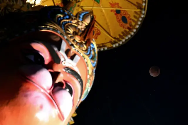 हनुमान की प्रतिमा के पीछे आकाश में दिख रहे ब्लड मून की ये तस्वीर दिल्ली की है.