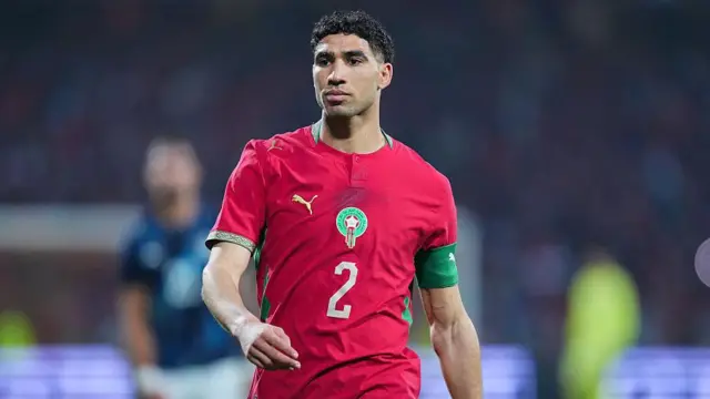 Achraf Hakimi vestindo o uniforme da seleção do Marrocos.