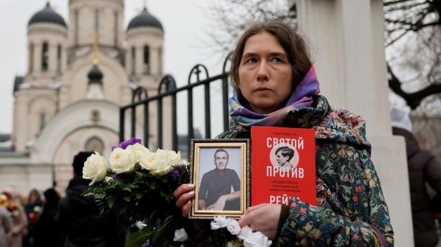 Navalni cenazesinde onun portresini taşıyan bir kadın taraftar