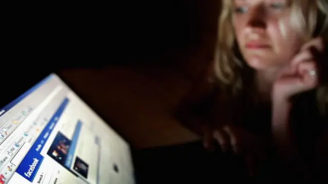 ఫేస్బుక్ చూస్తున్న మహిళ