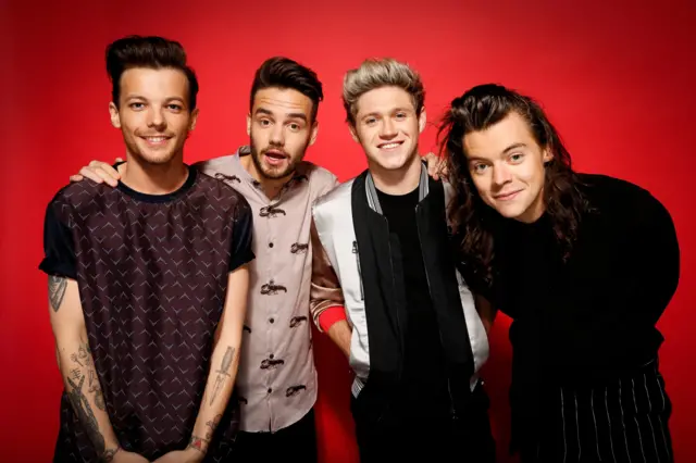 O grupo One Directioncomo funciona a casa de aposta comfoto no BBC Music Awardscomo funciona a casa de aposta com2015: da esquerda para a direita, Louis Tomlinson, Liam Payne, Niall Horan e Harry Styles. Eles posamcomo funciona a casa de aposta comum fundo vermelho.  