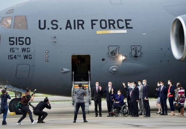 今年6月6日，三名美國參議員乘坐美國空軍一架運輸機抵達台灣作短暫訪問。該次訪問被形容是台美斷交以來，美國軍機最高姿態進出台灣