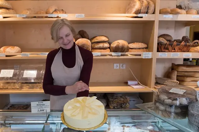 Pastelera muestra la torta Melania.