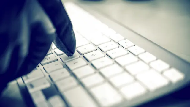 Палец на клавиатуре