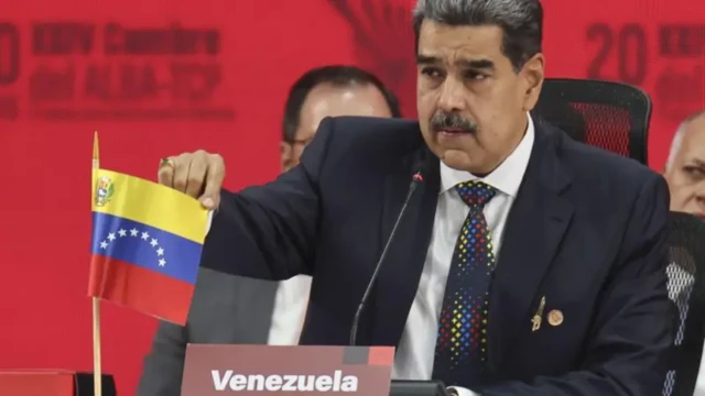 مادورو در یک نشست با انگشت پرچم کوچک ونزوئلا را گرفته